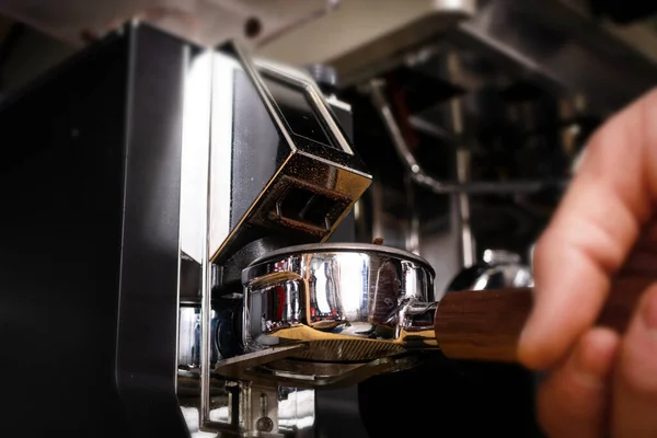 Макроснимок Бариста Шлифующего Кофе Профессиональном Шлифовальном Станке Кофешопе Крупным Планом — стоковое фото