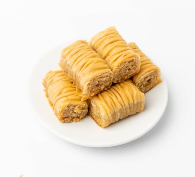 Rolled Baklava İzole, Assabee Ramazan Tatlı Çöreği Restoran Tabağı, Doğu Tatlı Filo Pastaları, Türk Ballı Baklawa Rolls, Geleneksel Doğu Çölü, Beyaz Arkaplanda Baklava Parçaları