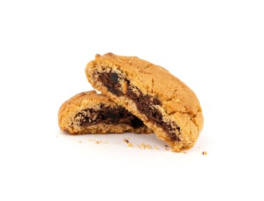 Çikolatalı kurabiyeler, izole edilmiş, kahverengi yuvarlak bisküviler, beyaz arka planda kırılmış tatlı kakaolu pasta.