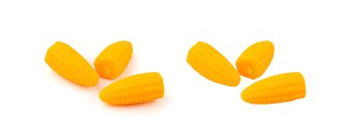 Mısır kulağı izole edilmiş, jöleli süt çiğnenebilir mısır aromalı şeker, beyaz arka planda Vietnam sarısı jelibon şekeri