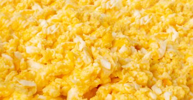 Çırpılmış yumurta deseni, omlet duvar kağıdı. Kahvaltı yumurtaları tuzlu ve tereyağlı çırpılmış ya da karıştırılmış. Sabah sıcak omlet, taze omlet manzaralı.