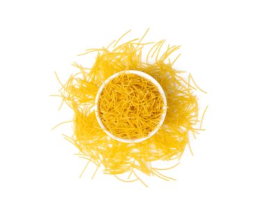 Çiğ vermicelli izole edilmiş, altın çorbalı makarna, küçük dağınık ev yapımı erişte, ince makarna, beyaz arka planda İtalyan filini makarna.