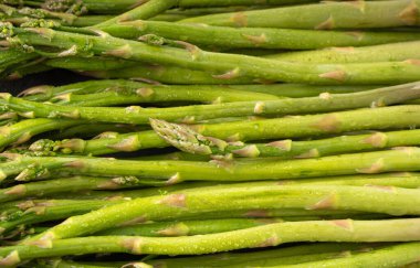 Bir sürü ham bahçe kuşkonmaz desenli arka plan. Taze Yeşil Bahar Sebzeleri Şablonu, Yenilebilir Kuşkonmaz Resmi Yayları Üst Görünüm Duvar Kağıdı