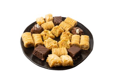 İzole edilmiş Baklava, Küçük Ramazan Tatlısı, Doğu Tatlı Filo Pastaları Seti, Türk Balı Baklawa, Geleneksel Doğu Çölü, Beyaz Arkaplanda Küçük Baklava Parçaları