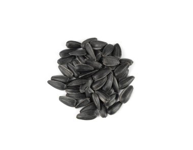 Ayçekirdeği yığınları izole, siyah güneş çiçeği taneleri atıştırmalıklar, yenilebilir yağ çekirdekleri beyaz arka planda üst görünümde kabuklu yığın