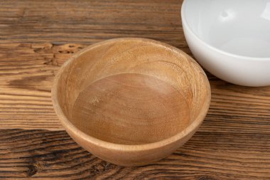 Masada boş ahşap kase, hafif kırsal tabak modeli, masada tabağı olan mutfak afişi, metin için yeri kopyala