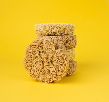 Çiğ Erişte Yığını, Kuru Yuvarlak Ramen Erişte Seti, Pişmemiş Kore Vermicelli, Hızlı Çin Çavdarı ve Buğday Makarnası, Sarı Arkaplanda Hazır Makarna