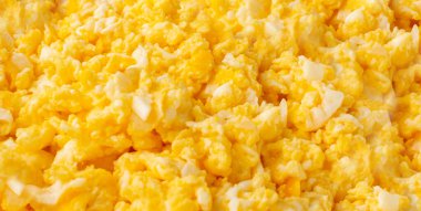 Çırpılmış yumurta deseni, omlet duvar kağıdı. Kahvaltı yumurtaları tuzlu ve tereyağlı çırpılmış ya da karıştırılmış. Sabah sıcak omlet, taze omlet manzaralı.