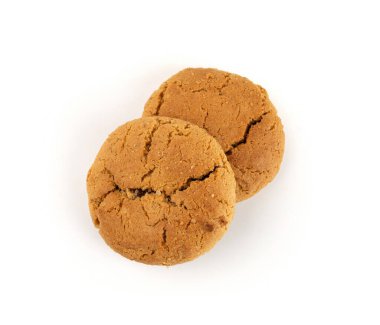 Çikolatalı kurabiyeler, izole edilmiş, kahverengi yuvarlak bisküviler, beyaz arka planda kırılmış tatlı kakaolu pasta.