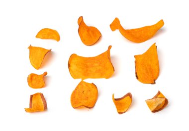 Kuru patates cipsi izole edilmiş, kurutulmuş kırmızı sebze, sağlıklı çıtır çıtır gevrek, portakal rengi Ipomoea batatas kökü kökü, beyaz arka planda kurutulmuş kızarmış tatlı patates.