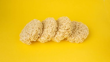 Çiğ Erişte Yığını, Kuru Yuvarlak Ramen Erişte Seti, Pişmemiş Kore Vermicelli, Hızlı Çin Buğday Makarnası, Sarı Arkaplanda Anında Anında Makarna