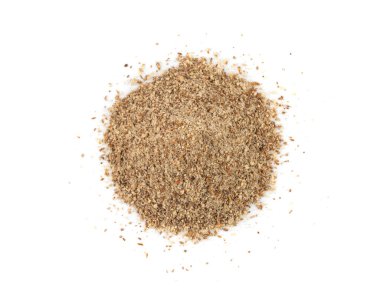 Süt devedikeni tozu izole, ezilmiş silybum marianum taneleri, öğütülmüş kutsal süt devedikeni beyaz arka planda, bitkisel ilaç içeriği üst görünümde