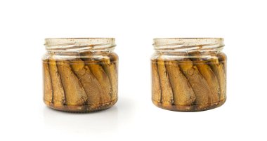 Konserve sardalye fileto, marine edilmiş sardalye, yağda geleneksel Litvanya lahanası, cam kavanoz, beyaz arka plan