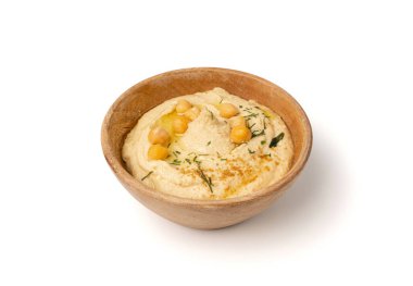 Tahta kasede humus izole edilmiş, ev yapımı sos, nohut humusu tahini sosu, orta doğu sosu, beyaz arka planda Arap humusu.