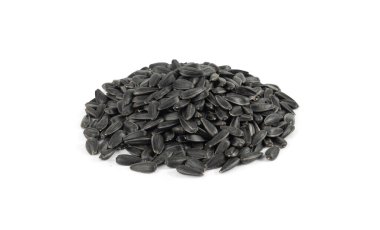 Ayçekirdeği yığınları izole, siyah güneş çiçeği taneleri atıştırmalıklar, yenilebilir yağ çekirdekleri beyaz arka planda kabuklu istif