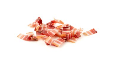 Haşlanmış domuz eti, çiğ füme domuz pastırması, çizgili göğüs eti dilimleri, beyaz arka planda taze ince dilimlenmiş pastırma.