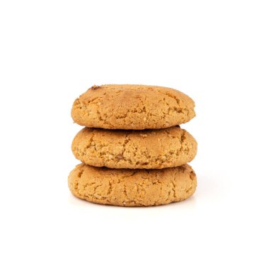 Çikolatalı kurabiyeler, izole edilmiş, kahverengi yuvarlak bisküviler, beyaz arka planda kırılmış tatlı kakaolu pasta.