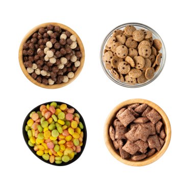 Çeşitli kahvaltı gevrekleri izole edilmiş. Mısır gevreği karışımı, çeşitli tahıl gevreği yiyecekler, beyaz arka plan manzaralı farklı mısır gevreği kahvaltısı.