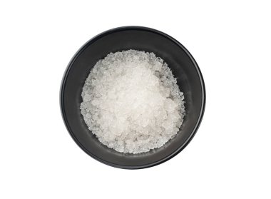 Ölü deniz tuzu yığını, vücut spa 'sı için beyaz kristaller, ezilmiş buza benzer sodyum klorür, siyah kâse üst manzaralı spa fırçası.