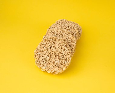 Çiğ Şehriye, Kuru Yuvarlak Ramen Erişte Seti, Pişmemiş Kore Vermicelli, Hızlı Çin Çavdar Buğday Makarnası, Sarı Arkaplanda Hazır Makarna