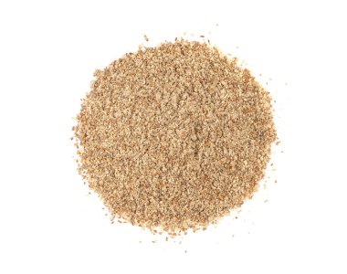 Süt devedikeni tozu izole, ezilmiş silybum marianum taneleri, öğütülmüş kutsal süt devedikeni beyaz arka planda, bitkisel ilaç içeriği üst görünümde