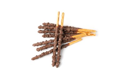 Çikolatalı kurabiye çubukları izole, uzun çikolatalı pastalar şekerleme, Japon bisküvi tüpleri, tatlı kakao kremalı Grissini, Kore krakeri beyaz arka planda şekerleme çubukları