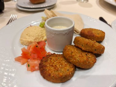 Restoranda Falafel, Kızarmış Nohut Yuvarlak Parçaları, Geleneksel Falafel, Baharatlı Arap helal yiyeceği, Bulanık Arkaplanda Falafel Seti