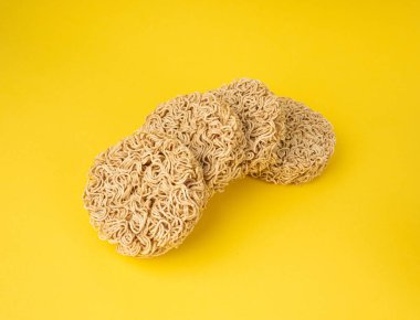 Çiğ Şehriye, Kuru Yuvarlak Ramen Erişte Seti, Pişmemiş Kore Vermicelli, Hızlı Çin Çavdar Buğday Makarnası, Sarı Arkaplanda Hazır Makarna