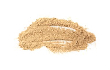 Maca tozu izole edilmiş, Peru ginsengi tozu, toprak ayak willku süper yiyeceği, beyaz arka planda organik maca kökü unu.