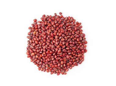 Kırmızı adzuki fasulyesi, çiğ aduki fasulyesi yığını, Vigna angularis legume tohumu, küçük kuru azuki, kırmızı mung fasulyesi taneleri, Japon tatlı malzemeleri beyaz arka planda.