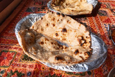 Hint Düz Ekmek Kapanışı, Pita Ekmeği, Roti, Chapati, Naan veya Tortilla olarak da bilinen Geleneksel Düz Ekmek, Seçici Odak Bulanık Arkaplan