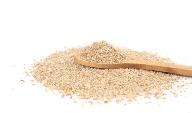 Süt tohumu tozu izole edilmiş, silibum maranum tanecikleri kaşıkta öğütülmüş kutsal süt devedikeni beyaz arka planda, bitkisel ilaç bileşeni