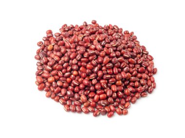 Kırmızı adzuki fasulyesi, çiğ aduki fasulyesi yığını, Vigna angularis legume tohumu, küçük kuru azuki, kırmızı mung fasulyesi taneleri, beyaz arka planda Japon tatlı malzemeleri.