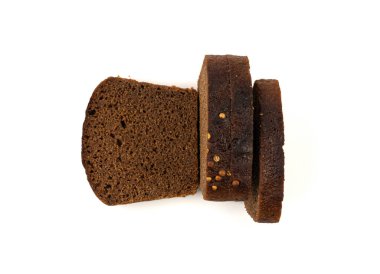 Siyah çavdar ekmeği soyutlanmış, koyu kahverengi dilimlenmiş ekmek, ekşi borodinsky rugbrod kare dilimleri ve beyaz arka planda kişniş otu.