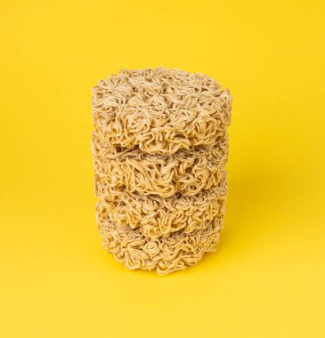 Çiğ Erişte Yığını, Kuru Yuvarlak Ramen Erişte Seti, Pişmemiş Kore Vermicelli, Hızlı Çin Çavdarı ve Buğday Makarnası, Sarı Arkaplanda Hazır Makarna