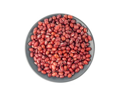 Kırmızı adzuki fasulyesi, çiğ aduki fasulyesi yığını, Vigna angularis legume tohumu, küçük kuru azuki, kırmızı mung fasulyesi taneleri, Japon tatlı malzemeleri beyaz arka planda.