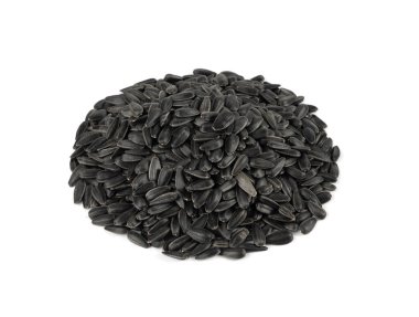 Ayçekirdeği yığınları izole, siyah güneş çiçeği taneleri atıştırmalıklar, yenilebilir yağ çekirdekleri beyaz arka planda kabuklu istif