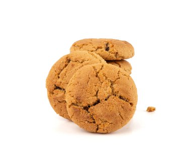 Çikolatalı kurabiyeler, izole edilmiş, kahverengi yuvarlak bisküviler, beyaz arka planda kırılmış tatlı kakaolu pasta.