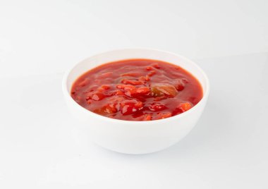 Sebzeli domates sosu, yalıtılmış kırmızı tatlı ve ekşi makarna marinara sosu, ananas, soğan, havuç, dolma biber, bambu filizleri ve beyaz zemin üzerinde otlar.