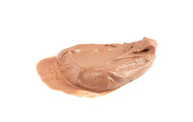 Eritilmiş çikolatalı dondurma izole, gerçek erimiş kakaolu dondurma damlaları, beyaz arka planda çikolatalı buz birikintisi.