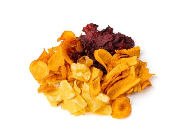 Yaban havucu, tatlı patates, havuç ve pancar cipsi yalıtılmış, kuru sebze kökü karışımı, beyaz arka planda sağlıklı atıştırmalıklar.
