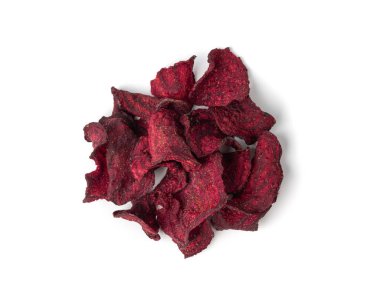 Kuru pancar cipsleri izole edilmiş, dilimlenmiş kırmızı pancar gevreği yığını, pancar kökü parçaları ve cipsler, beyaz arka planda kurutulmuş bol yağda kızartılmış sebze kökü yığını.