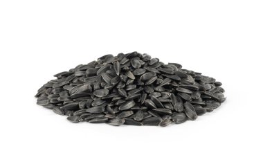 Ayçekirdeği yığınları izole, siyah güneş çiçeği taneleri atıştırmalıklar, yenilebilir yağ çekirdekleri beyaz arka planda kabuklu istif