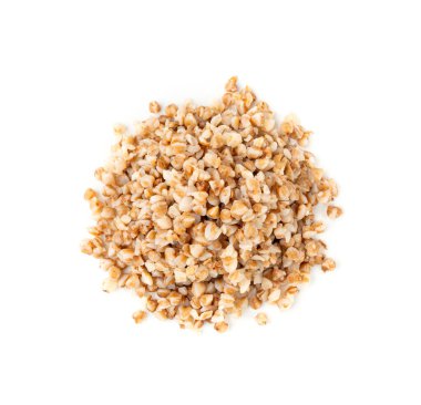 Haşlanmış karabuğday yığını, pişmiş buğday taneleri, parçalanmış lapa, dağınık aşçı, beyaz arka planda kesilmiş karabuğday.