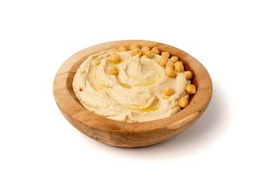 Tahta kasede humus izole edilmiş, ev yapımı sos, nohut humusu tahini sosu, orta doğu sosu, beyaz arka planda Arap humusu.