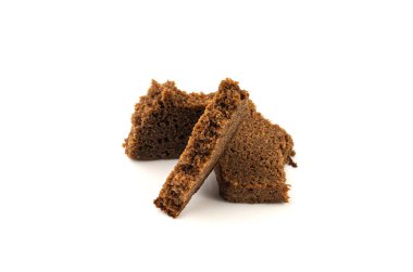 Siyah çavdar ekmeği soyutlanmış, koyu kahverengi somun parçaları parçalanmış borodinsky rugbrod kare dilimleri beyaz arka planda kişniş ile