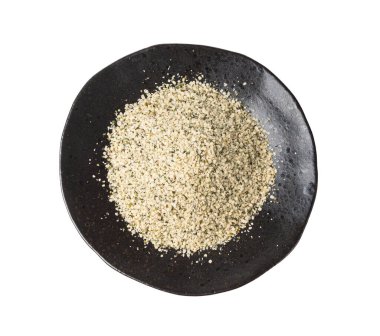 Kabuklu kenevir tohumları siyah tabakta izole edilmiş, soyulmuş kenevir taneleri, kabuksuz marihuana çekirdekleri, beyaz arka plan görünümlü yağ proteini kenevir tohumları yığını