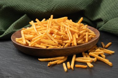 Kızarmış patates kızartması, ahşap tabakta çubuk, patates kızartması, patates kızartması, patates kızartması, saçılmış patates kızartması...