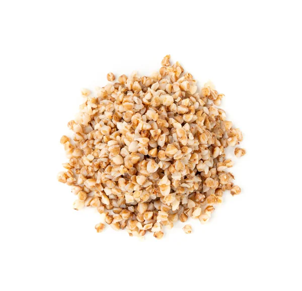 Haşlanmış karabuğday yığını, pişmiş buğday taneleri, parçalanmış lapa, dağınık aşçı, beyaz arka planda kesilmiş karabuğday.