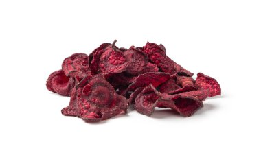 Kuru pancar cipsleri izole edilmiş, dilimlenmiş kırmızı pancar gevreği yığını, pancar kökü parçaları ve cipsler, beyaz arka planda kurutulmuş bol yağda kızartılmış sebze kökü yığını.